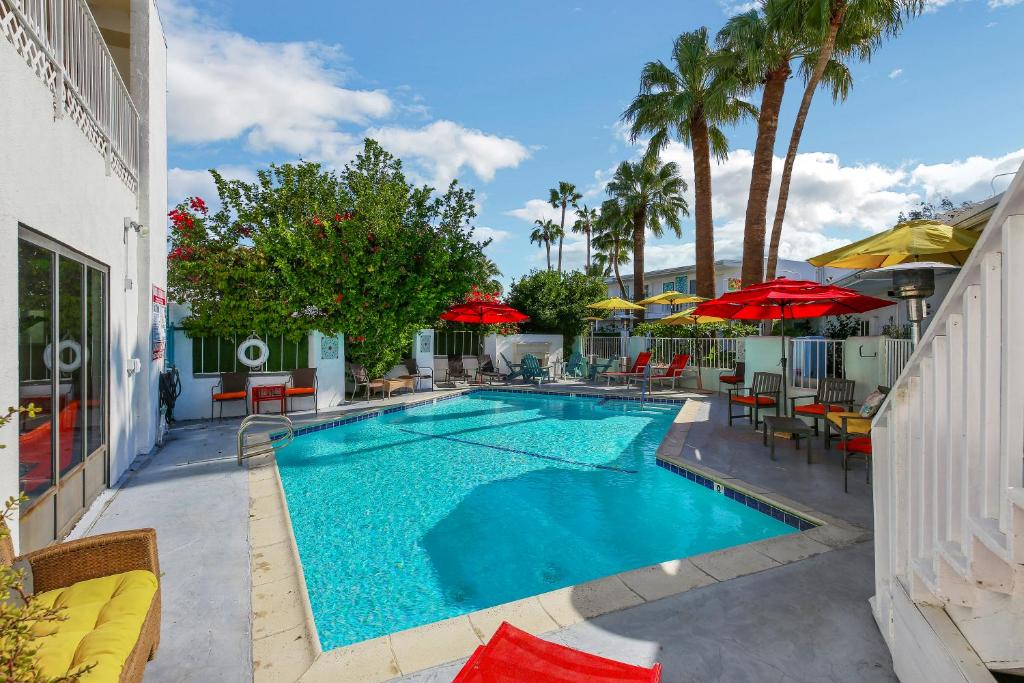 Bazén v ubytování Inn at Palm Springs nebo v jeho okolí