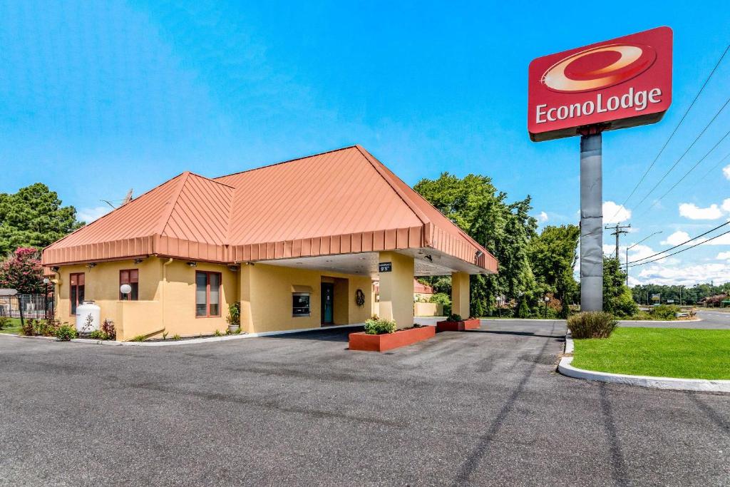 um restaurante de fast food com uma placa de aurger à frente. em Econo Lodge Pocomoke City Hwy 13 em Pocomoke City