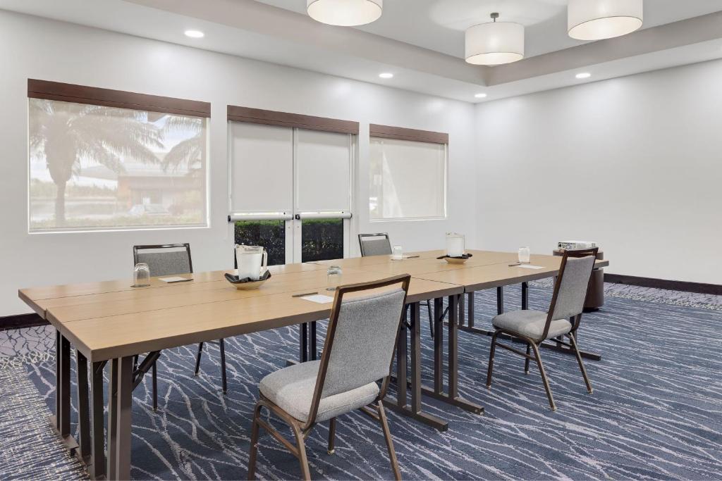 a conference room with a long table and chairs at Courtyard by Marriott San Jose Airport Alajuela in Alajuela City