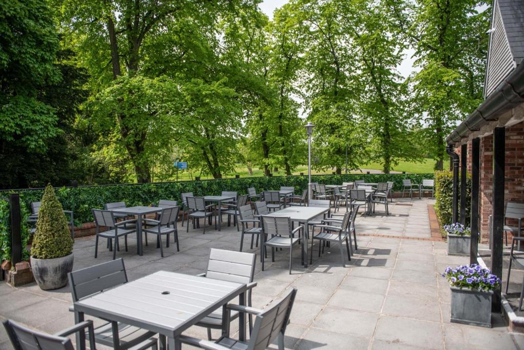 Ein Garten an der Unterkunft Delta Hotels by Marriott Worsley Park Country Club