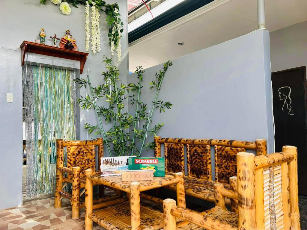 モアルボアルにある3 Sisters Guest House 2の木製の椅子2脚とテーブルが備わる客室です。