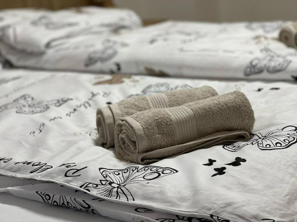 a couple of beds with towels on top of them at Apartman Vuksanović - Kolašin in Drijenak