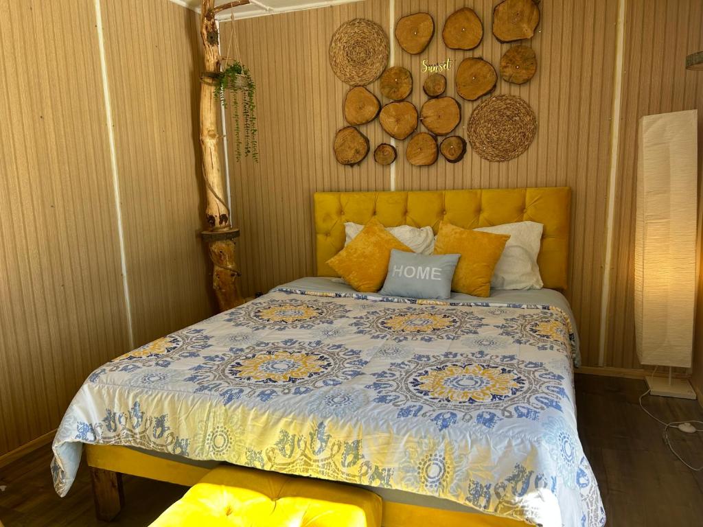 1 dormitorio con 1 cama con edredón azul y blanco en Sunset house Villa alemana BH7, en Villa Alemana