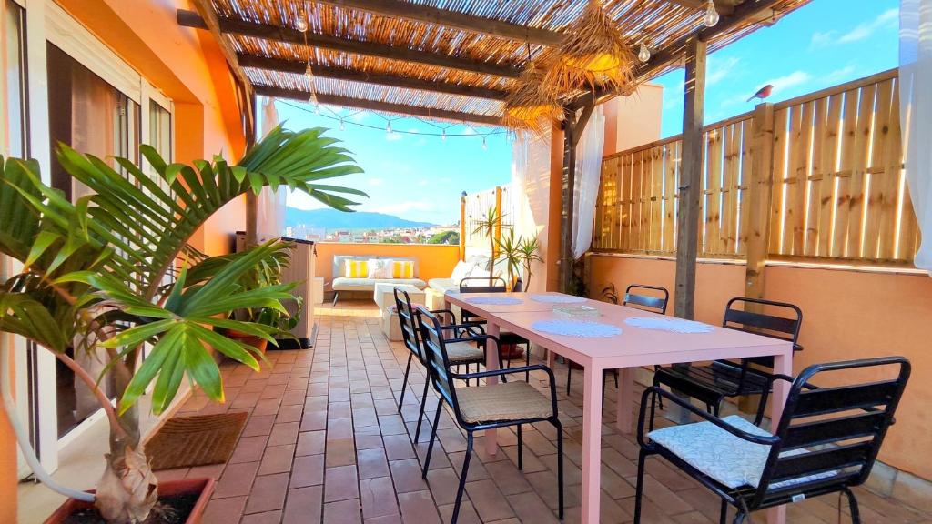 a patio with a table and chairs on a balcony at La terraza de Algeciras. in Algeciras