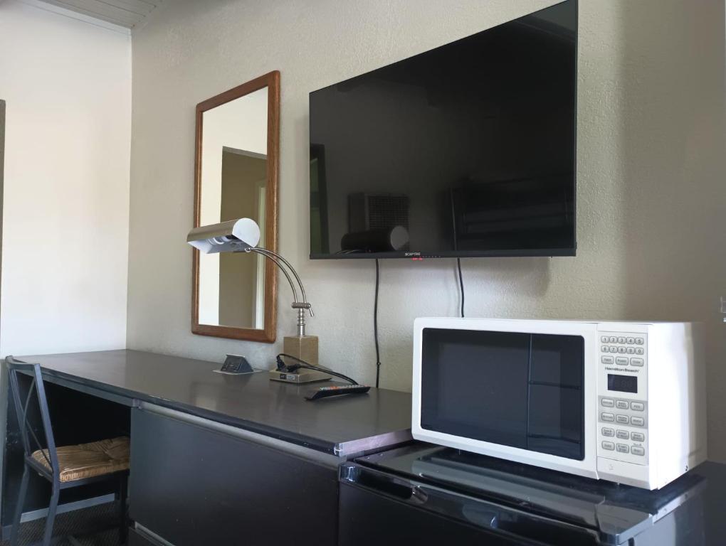 TV a/nebo společenská místnost v ubytování Cedar Inn & Suites