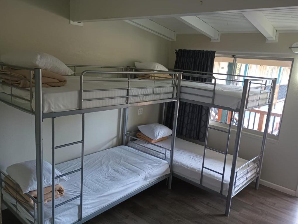 Postel nebo postele na pokoji v ubytování Cedar Inn & Suites