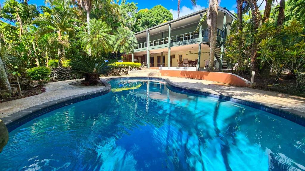 ein großer Pool vor einem Haus in der Unterkunft Tipani Lodge - Free and Unlimited Wifi in Rarotonga