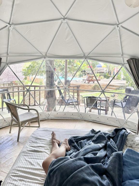 Balkón nebo terasa v ubytování Eco Glamping Treehouses Closest Resort To All Tourist Attractions