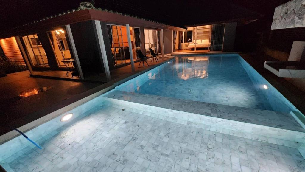 Bazén v ubytování I am pool villa Pattaya no 5 nebo v jeho okolí