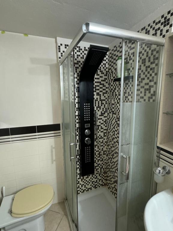 een badkamer met een douche, een toilet en een wastafel bij GREENbookSKY in Veduggio con Colzano