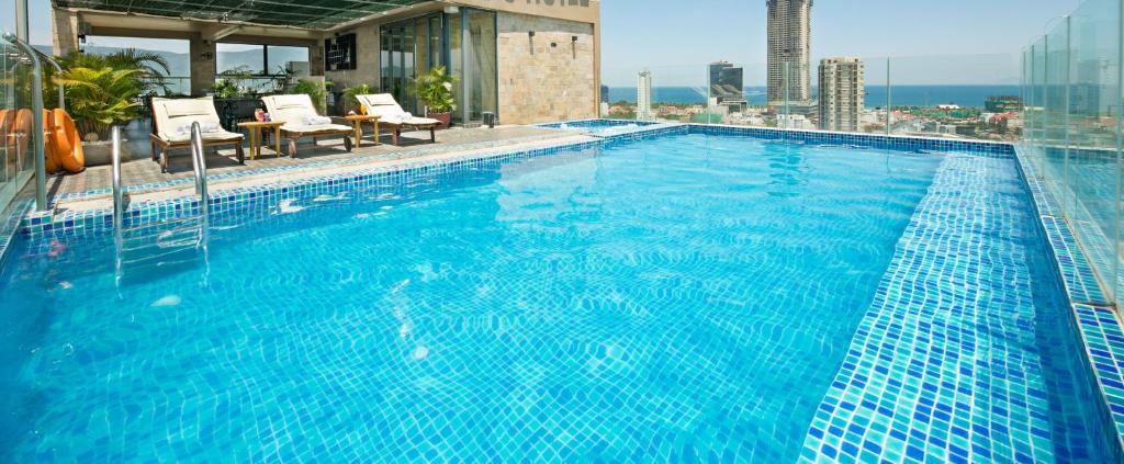 בריכת השחייה שנמצאת ב-Bliss Luxury Hotel & Spa או באזור