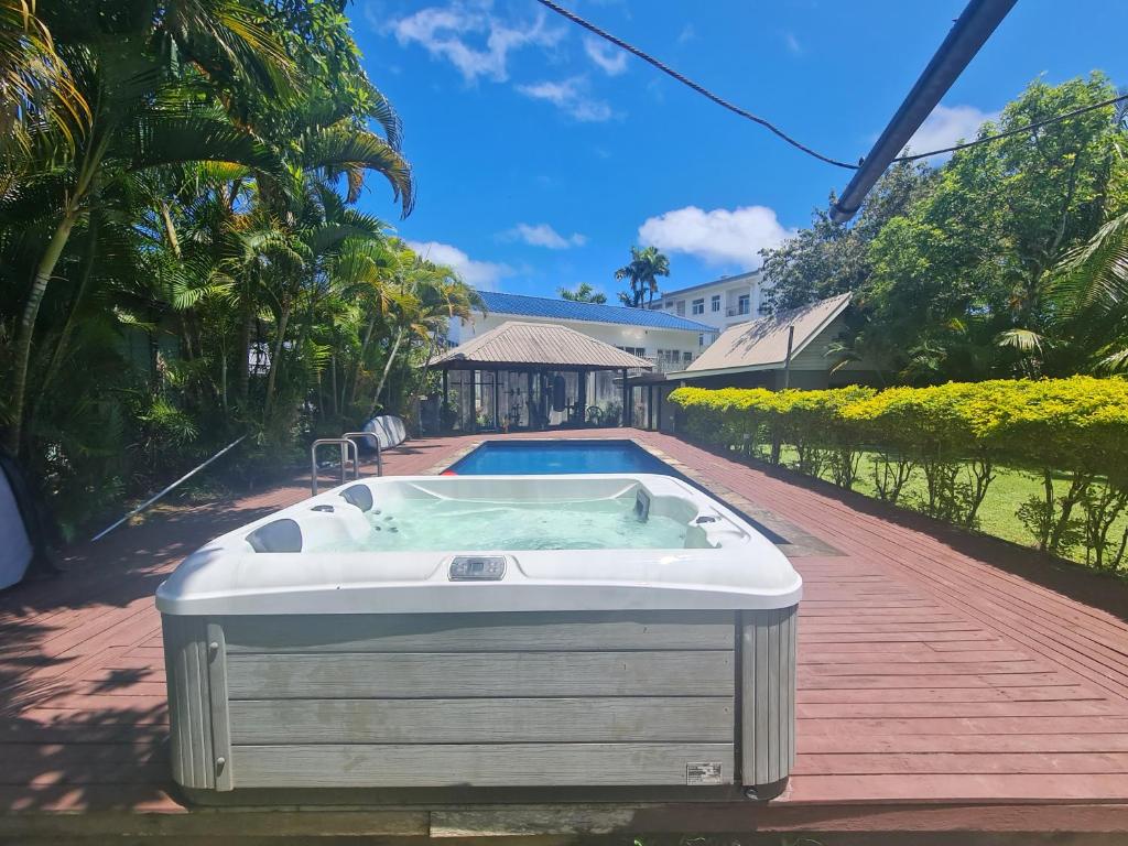 einen Whirlpool inmitten eines Gartens in der Unterkunft Nasese paradise in Suva