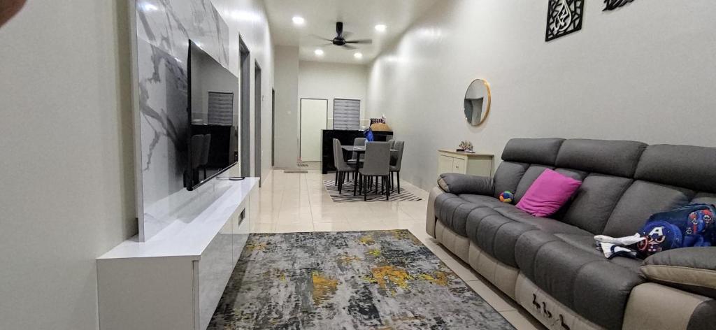 TV a/nebo společenská místnost v ubytování HOMESTAY KHALISH