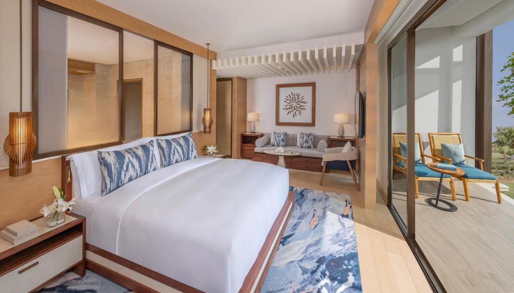 Postel nebo postele na pokoji v ubytování Anantara Mina Ras Al Khaimah Resort