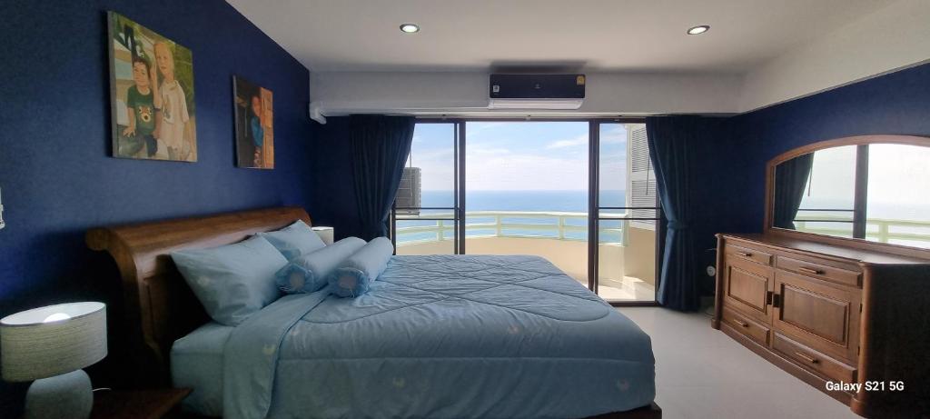 a bedroom with a bed with a view of the ocean at VIP Condochain Rayong in Ban Chamrung