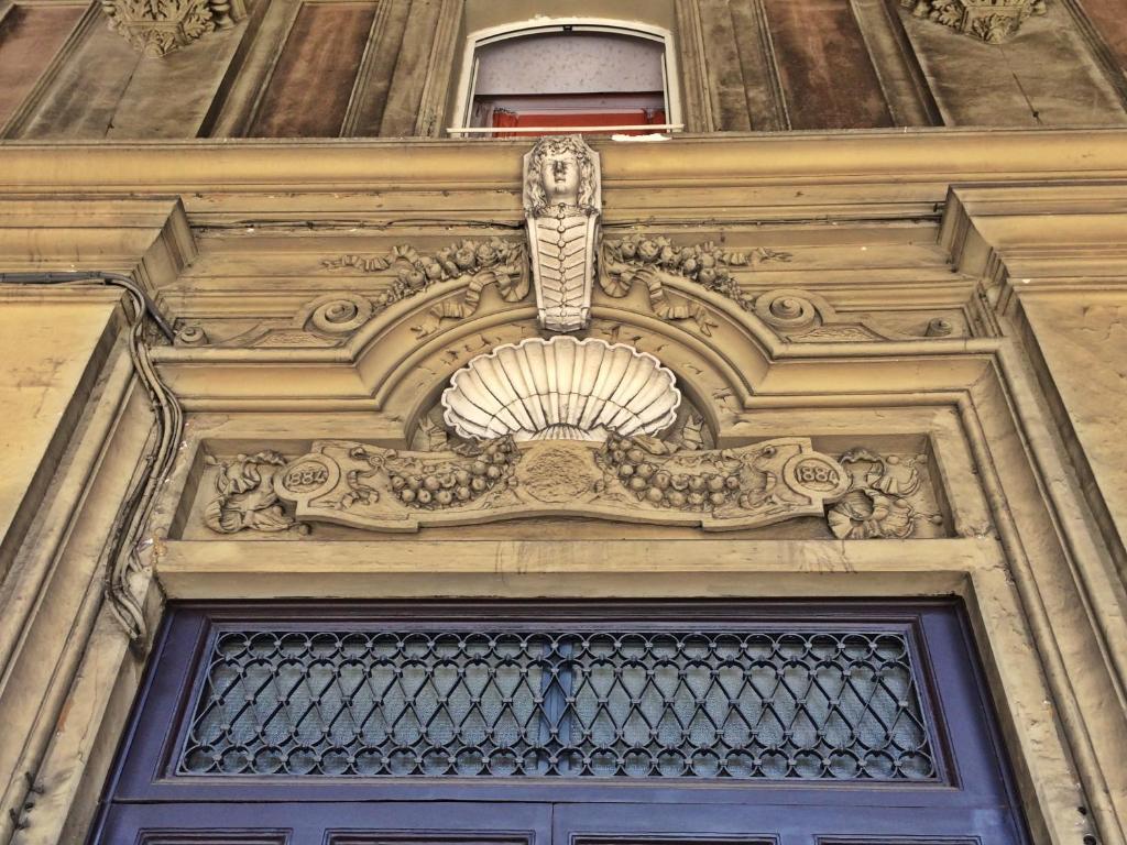 ローマにあるメラヴィーリアの扉の上に彫刻を施した建物