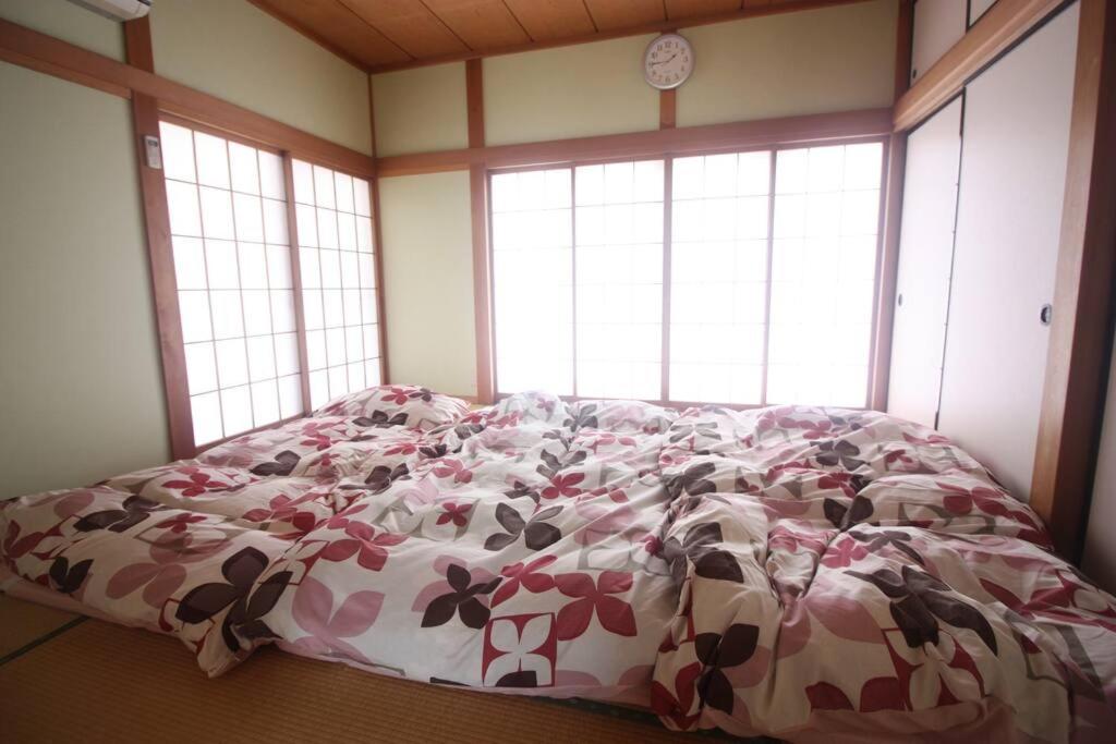 Postel nebo postele na pokoji v ubytování 一棟貸しの宿 貸別荘 水戸ハウス Vacation Rental Mito House! Location is 1-2-55 Kanemachi Ibaraki Prefecture 玄関横のキーボックスの暗証番号はご予約後に宿からのメッセージ欄にてご確認下さい 場所は茨城県水戸市金町1-2-55です