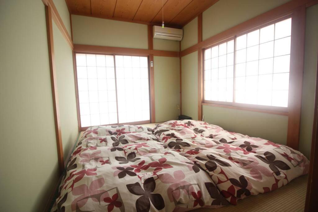 Postel nebo postele na pokoji v ubytování 一棟貸しの宿 貸別荘 水戸ハウス Vacation Rental Mito House! Location is 1-2-55 Kanemachi Ibaraki Prefecture 玄関横のキーボックスの暗証番号はご予約後に宿からのメッセージ欄にてご確認下さい 場所は茨城県水戸市金町1-2-55です