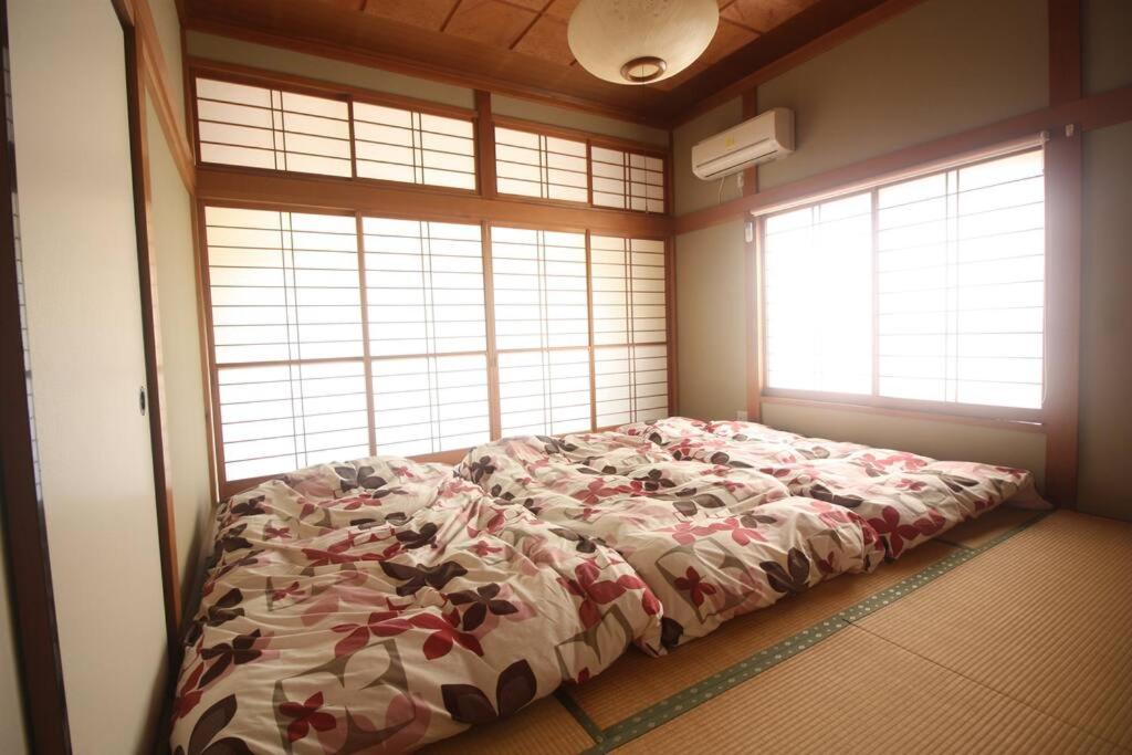 Postel nebo postele na pokoji v ubytování 一棟貸しの宿 貸別荘 水戸ハウス Vacation Rental Mito House! Location is 1-2-55 Kanemachi Ibaraki Prefecture 玄関横のキーボックスの暗証番号はご予約後に宿からのメッセージ欄にてご確認下さい 場所は茨城県水戸市金町1-2-55です