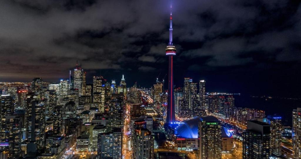 una vista de la torre cn por la noche en Downtown Toronto APT, en Toronto