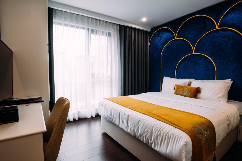 Postel nebo postele na pokoji v ubytování Royal Lotus Hotel