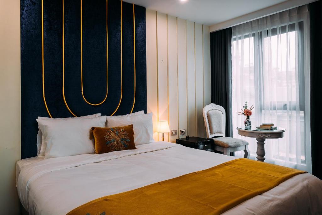 Postel nebo postele na pokoji v ubytování Royal Lotus Hotel