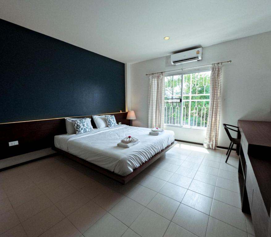 Un pat sau paturi într-o cameră la Le Ranong Bistro Hotel