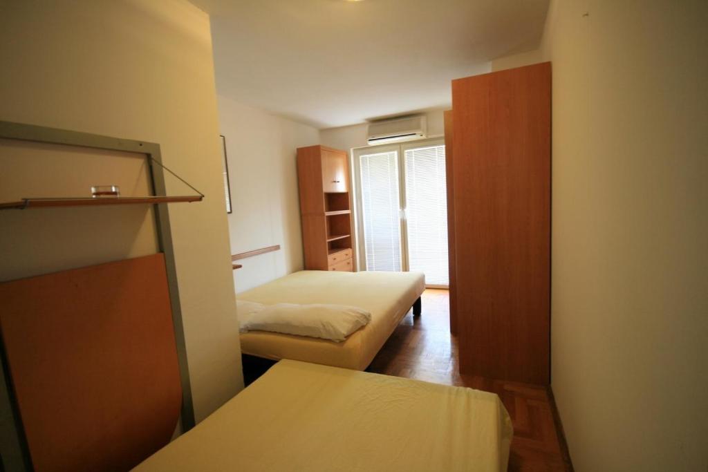 Habitación pequeña con cama y armario en Apartment Ana, en Crikvenica