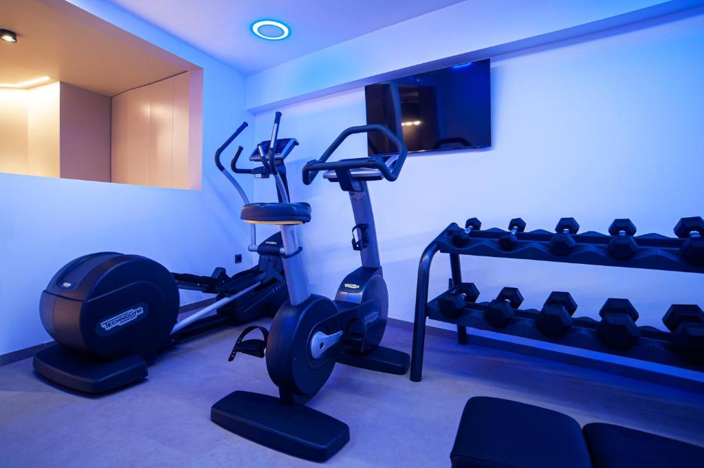 Fitness centrum a/nebo fitness zařízení v ubytování SIGMA Suites Hotel