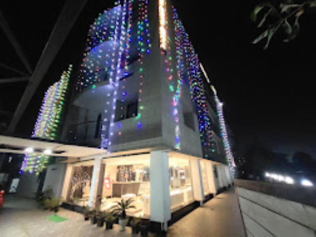 un edificio con luces de Navidad encendidas por la noche en Airport Guest House Guwahati en Guwahati