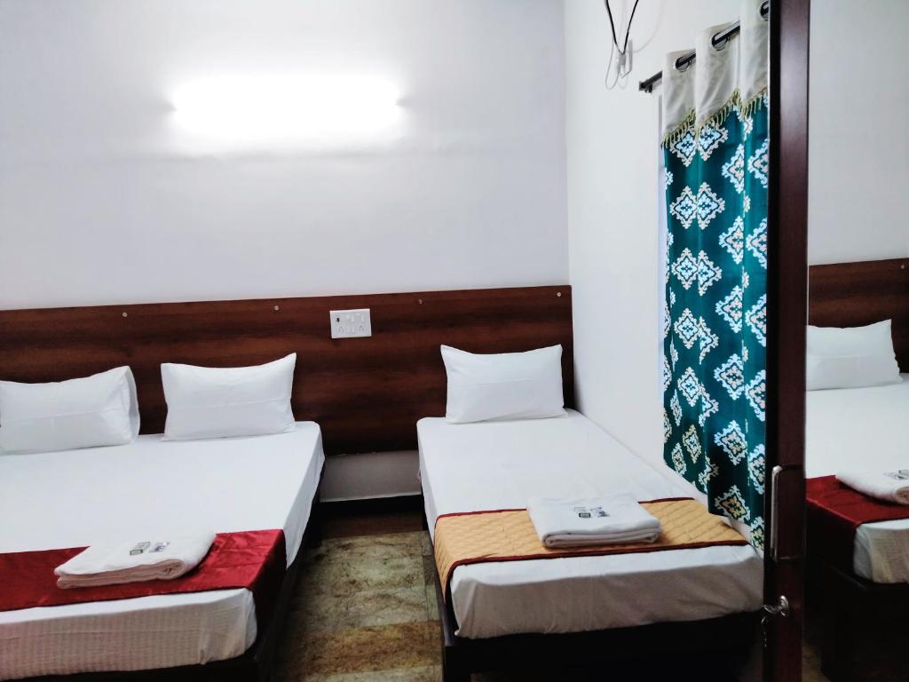 Postel nebo postele na pokoji v ubytování Hotel Royal Green Inn