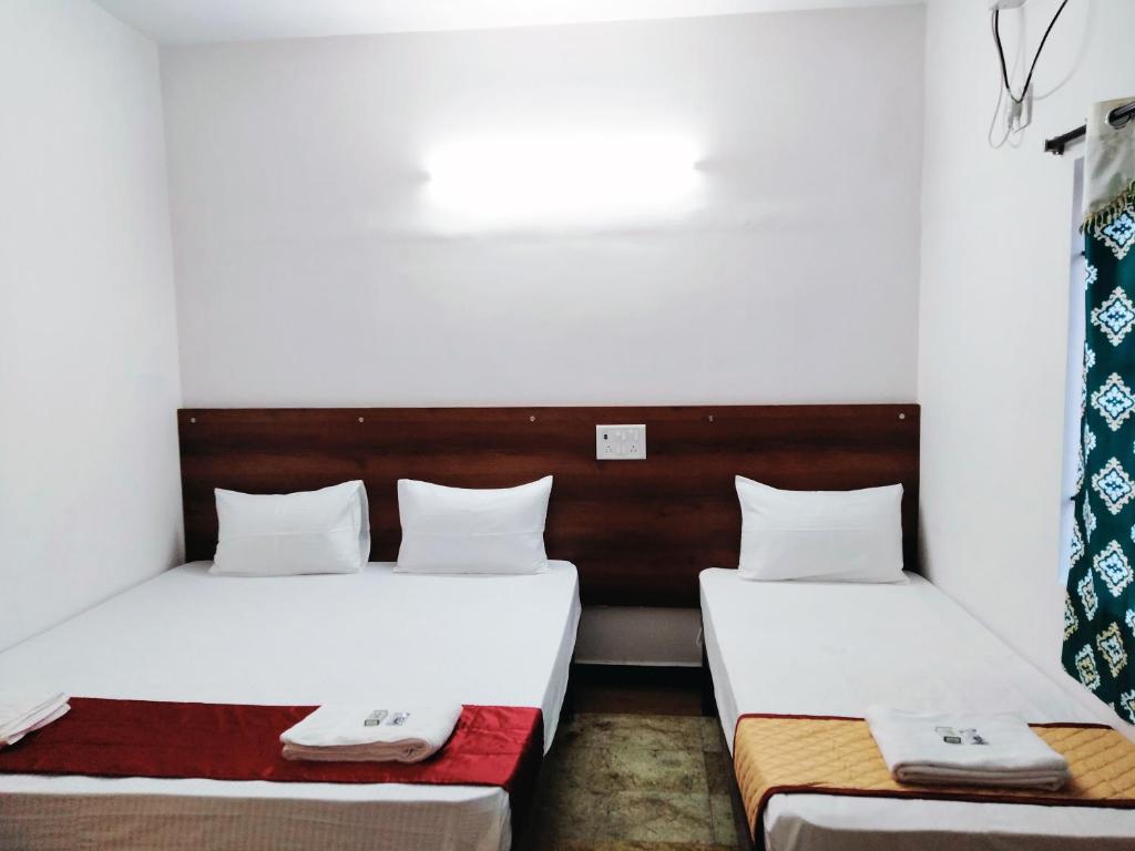 Postel nebo postele na pokoji v ubytování Hotel Royal Green Inn