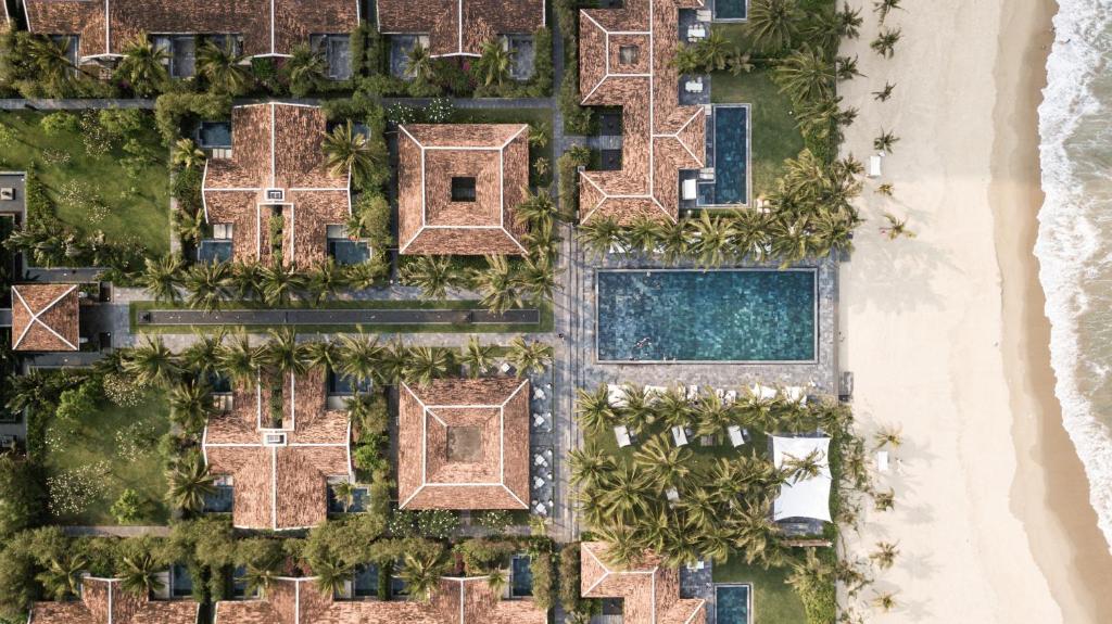 een luchtzicht op een resort met een zwembad bij TIA Wellness Resort - Spa Inclusive in Da Nang