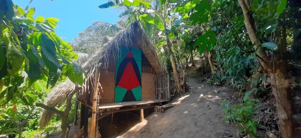 una señal en medio de un sendero en la jungla en MALOCA - Chalés Rústicos en Ilha de Boipeba