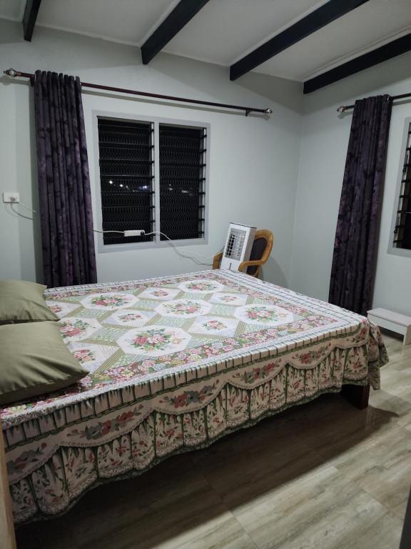 een slaapkamer met een bed, een stoel en een raam bij Lot 10 Hasmat Road in Nausori
