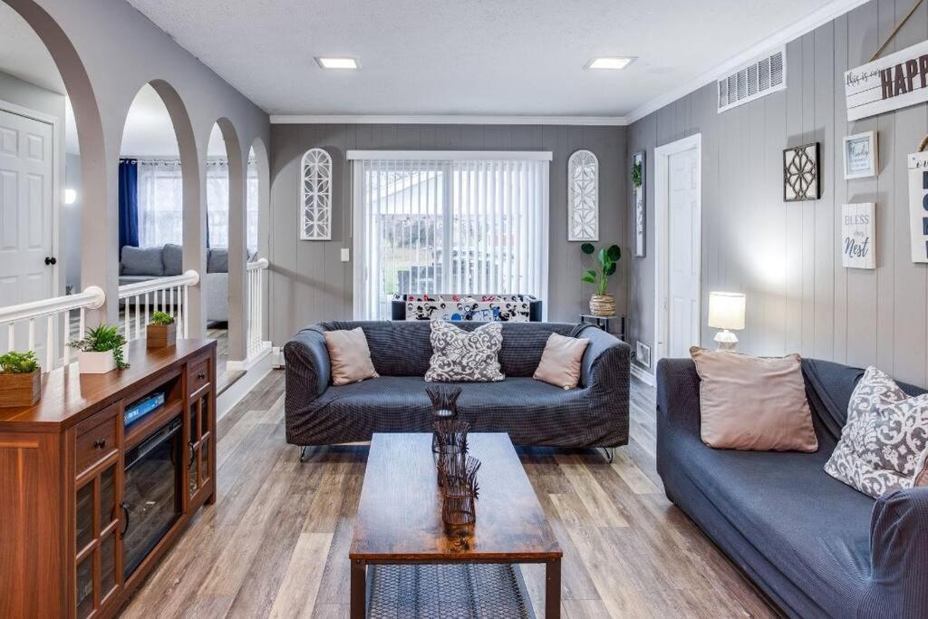una sala de estar con un sofá y una mesa en Fantastic Home Near DWTN/Airport, en Rochester