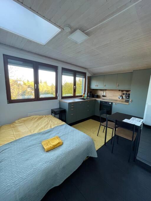 um quarto com uma cama com uma toalha amarela em Stúdió Nagymaros em Nagymaros