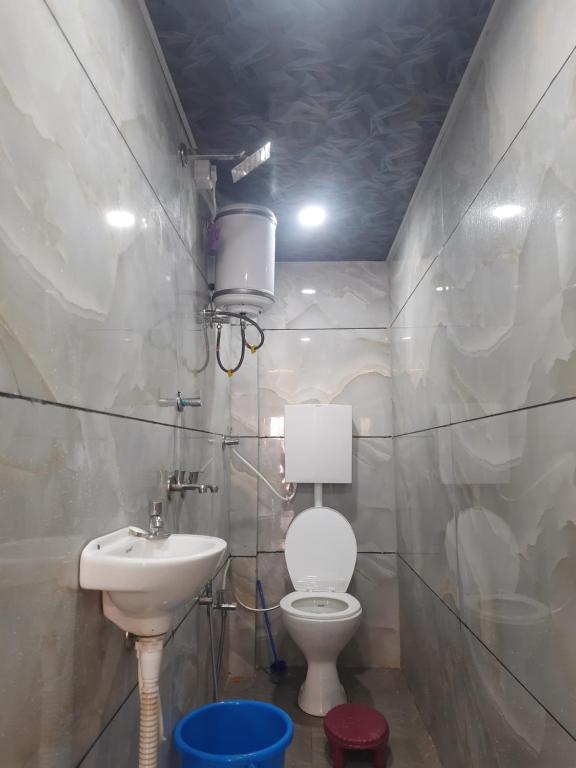 烏賈因的住宿－Hanumant kripa geust house only for family，一间带卫生间和水槽的浴室