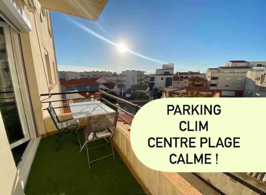 - un balcon avec une table et une chaise dans l'établissement Appart T2 Calme - Centre de Canet - Parking - Clim, à Canet