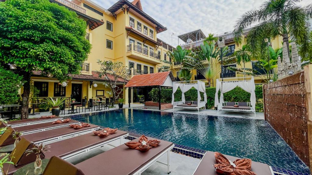 シェムリアップにあるVilla Indochine d'Angkorのホテルのスイミングプールのイメージ