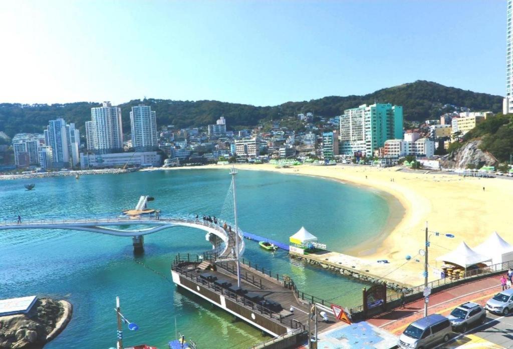 un puente sobre un cuerpo de agua con una playa en Q5 Hotel Busan Songdo, en Busan