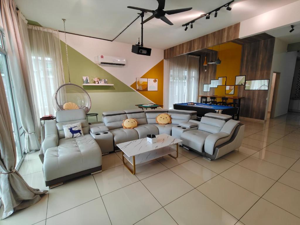een woonkamer met banken en een pooltafel bij Paradise Villa Kempas Utama in Skudai