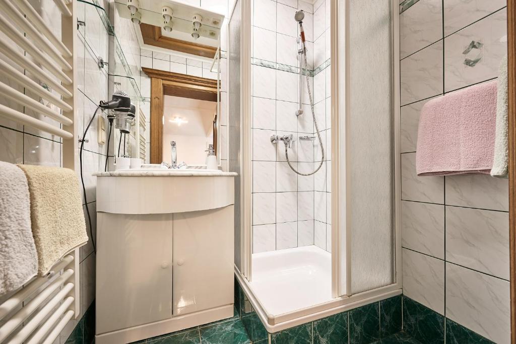 a bathroom with a sink and a shower at Ferienwohnung Familie Wieser in Altenmarkt im Pongau