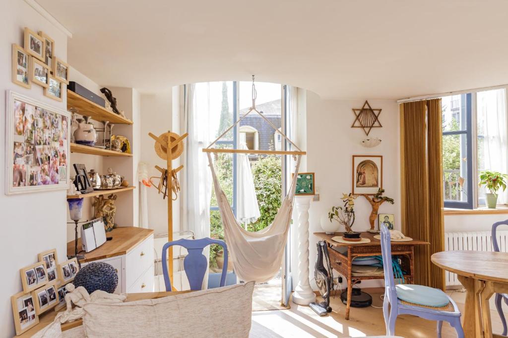 un salon avec une table et une fenêtre dans l'établissement Appt With Garden Near Jardin Du Luxembourg, à Paris