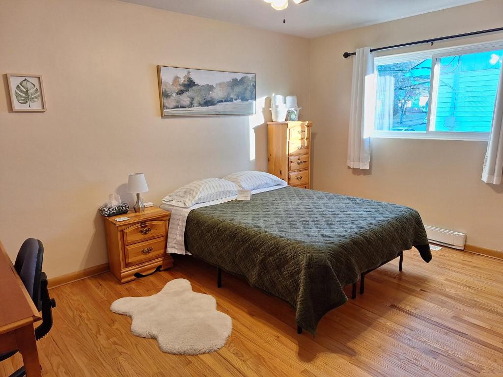 Кровать или кровати в номере The Resurgo Room - 5 min walk to Moncton Hospital