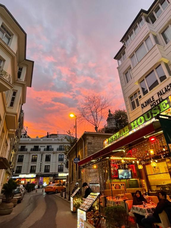 eine Stadtstraße mit Sonnenuntergang im Hintergrund in der Unterkunft Oldmile Palace Hotel in Istanbul
