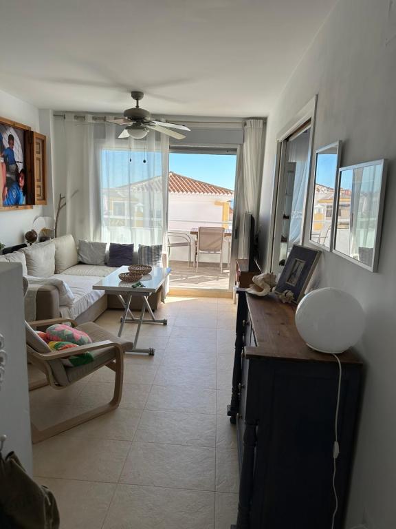 - un salon avec un canapé et une table dans l'établissement Bonito apartamento frente al mar, à Rubite