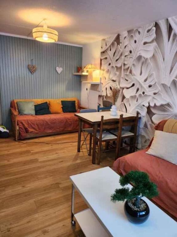 un salon avec un canapé et une table dans l'établissement La Mongie 6 couchages pied de pistes, à La Mongie