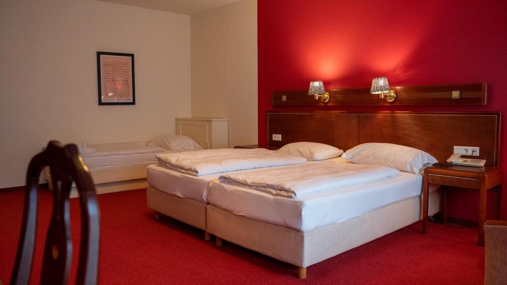 Postel nebo postele na pokoji v ubytování Sauerland Alpin Hotel