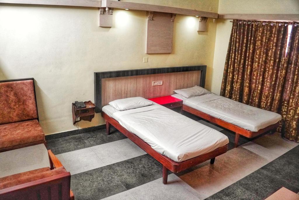 Vuode tai vuoteita majoituspaikassa Hotel Prasanth